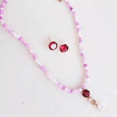 *Conjunto colar + brinco com cristais e pedras natural jade pink mesclado- banhado a ouro 