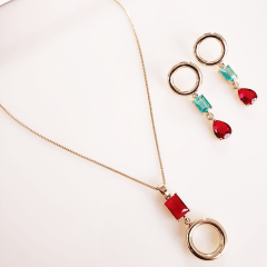 Conjunto colar + brinco com cristais verde turmalina e vermelho rubi - banhado a ouro    