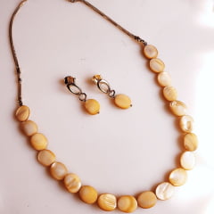 #Conjunto colar + brinco com madrepérola dourada- banhado a ouro 
