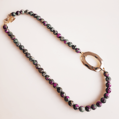 Conjunto colar + brinco com pedra natural jade pink mesclado - banhado a ouro 