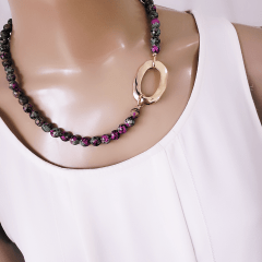 Conjunto colar + brinco com pedra natural jade pink mesclado - banhado a ouro 