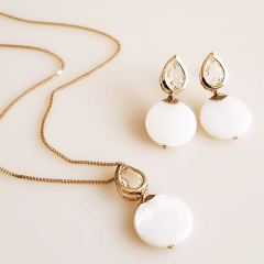 #Conjunto colar + brinco - de madrepérola e cristal white - banhado a ouro    
