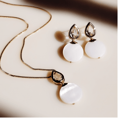 #Conjunto colar + brinco - de madrepérola e cristal white - banhado a ouro    
