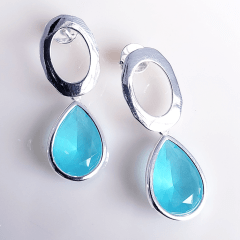Brinco com base elo vazado e cristal azul claro fusion  - banhado a prata     