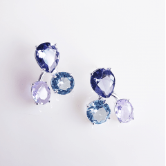Brinco de cristais azul e lavanda- banhado a prata 