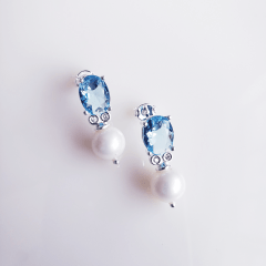 Brinco de cristal azul aquamarine com zircônias e pérola shell 1- banhado a prata   