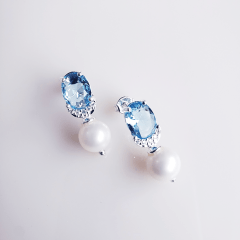 1-Brinco de cristal azul aquamarine com zircônias e pérola shell- banhado a prata  