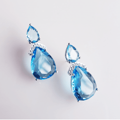 Brinco médio com cristal azul aquamarine  e zircônia  - banhado a prata  