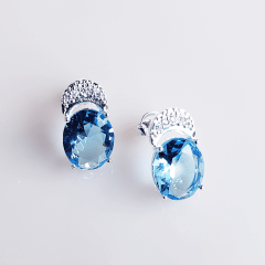 Brinco oval de cristal azul aquamarine e zircônias 1- banhado a prata    