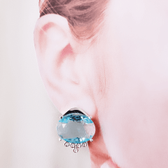 *Brinco oval de cristal azul aquamarine  e zircônias - banhado a prata   