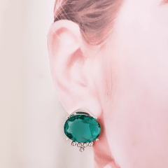 Brinco oval de cristal verde turmalina  e zircônias - banhado a prata   