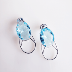 Brinco com cristal azul aquamarine  - banhado a prata 