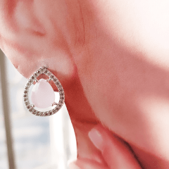 Brinco botão de cristal rosa leitoso com zircônias - modelo Melina- banhado a prata 