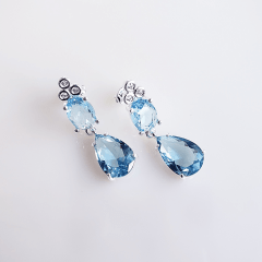 Brinco com cristal azul aquamarine  com zircônia - banhado a prata 