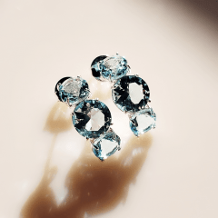 1-Brinco meia argola com cristais azul aquamarine- banhado a prata   