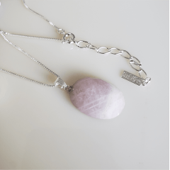 Colar corrente veneziana e pedra natural quartzo rosa - banhado a prata