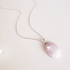 Colar corrente veneziana e pedra natural quartzo rosa - banhado a prata